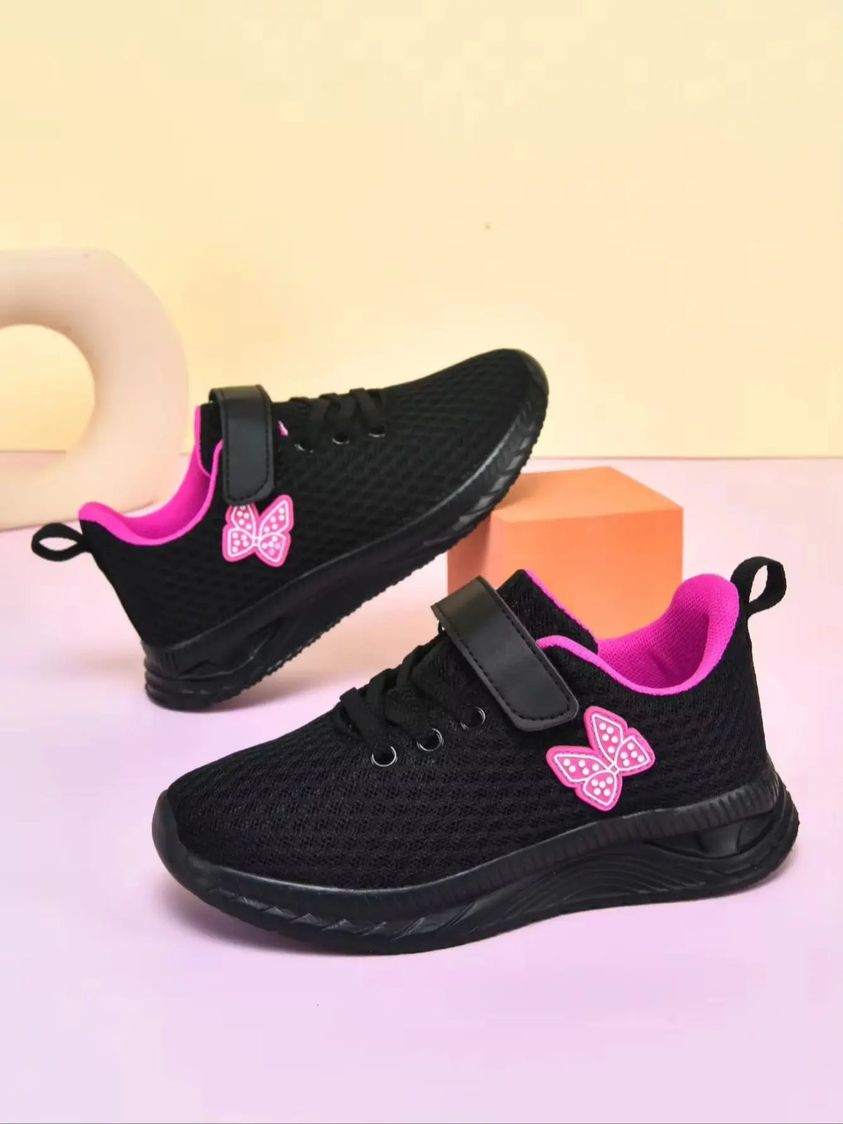 Children’s breathable sports shoes – lightweight, breathable, easy-toPut-on with laces. Great for teenagers. Low-top shoes perfect for running and casual wear throughout all seasons.