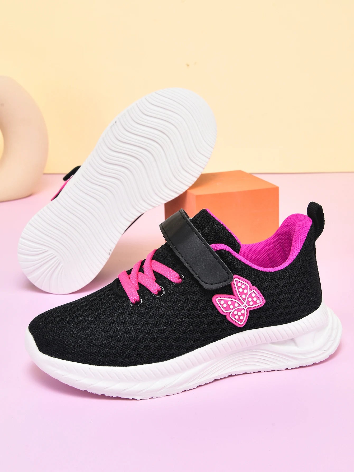 Children’s breathable sports shoes – lightweight, breathable, easy-toPut-on with laces. Great for teenagers. Low-top shoes perfect for running and casual wear throughout all seasons.
