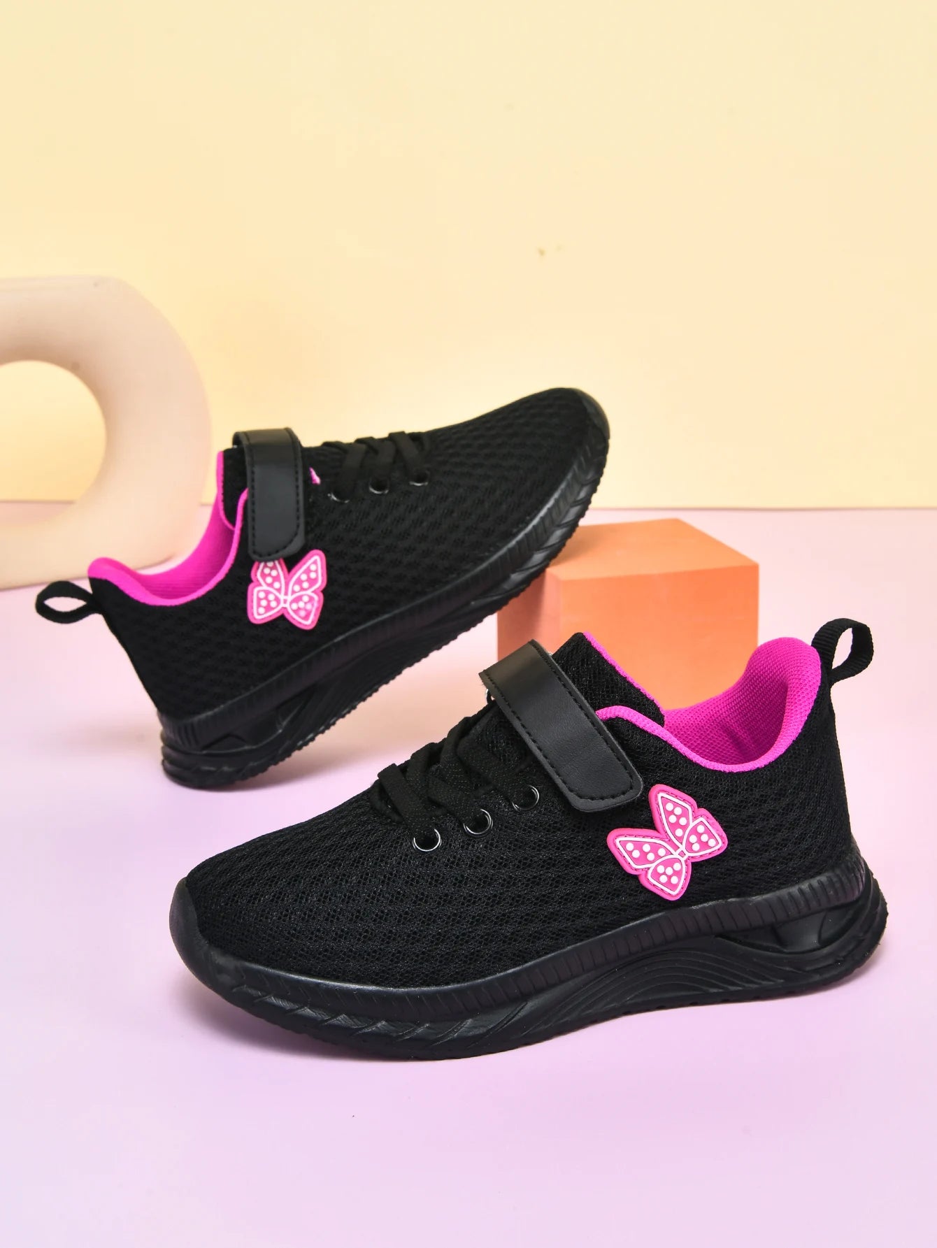 Children’s breathable sports shoes – lightweight, breathable, easy-toPut-on with laces. Great for teenagers. Low-top shoes perfect for running and casual wear throughout all seasons.