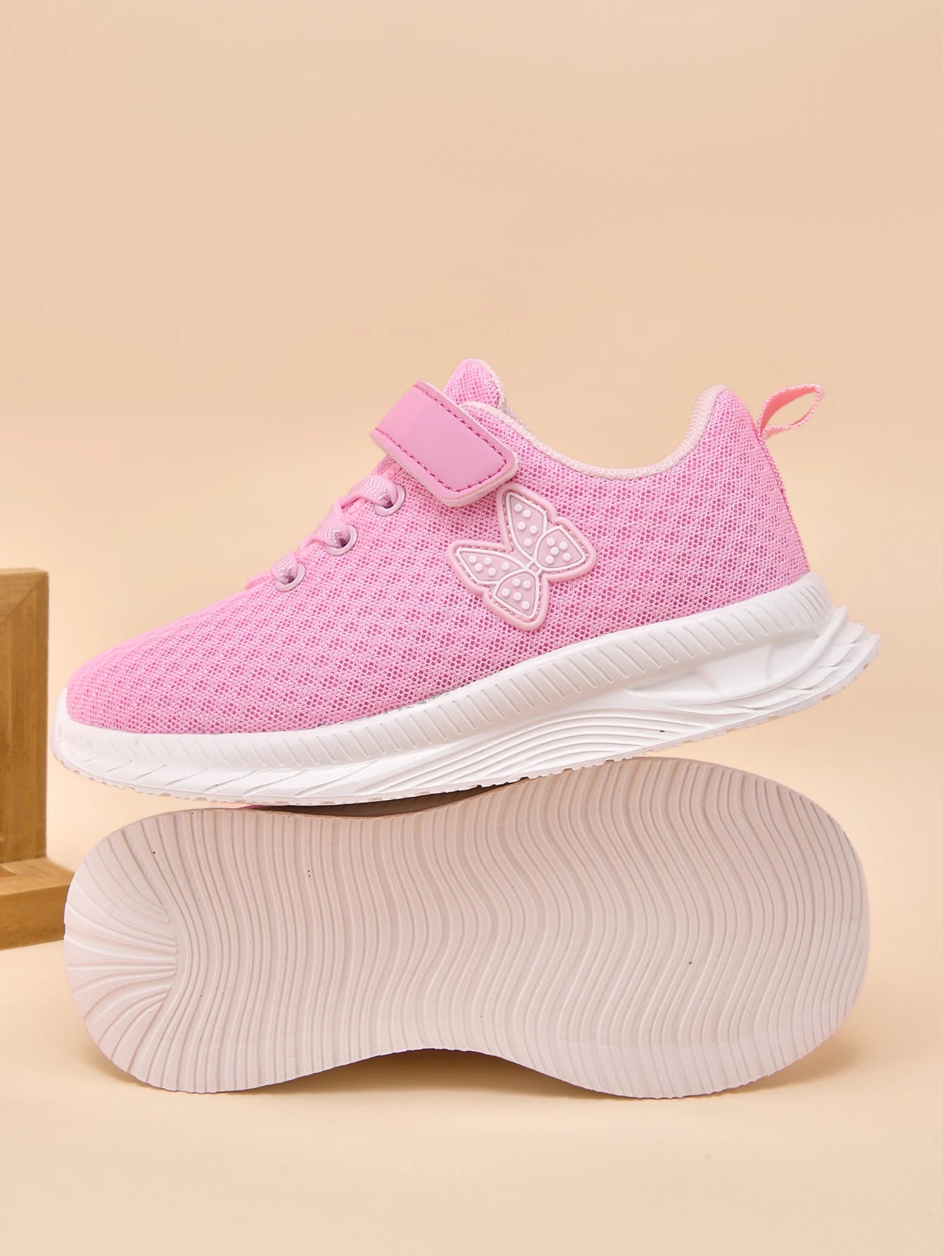 Children’s breathable sports shoes – lightweight, breathable, easy-toPut-on with laces. Great for teenagers. Low-top shoes perfect for running and casual wear throughout all seasons.