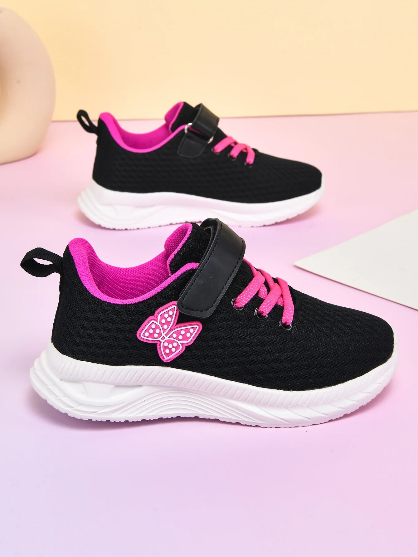Children’s breathable sports shoes – lightweight, breathable, easy-toPut-on with laces. Great for teenagers. Low-top shoes perfect for running and casual wear throughout all seasons.