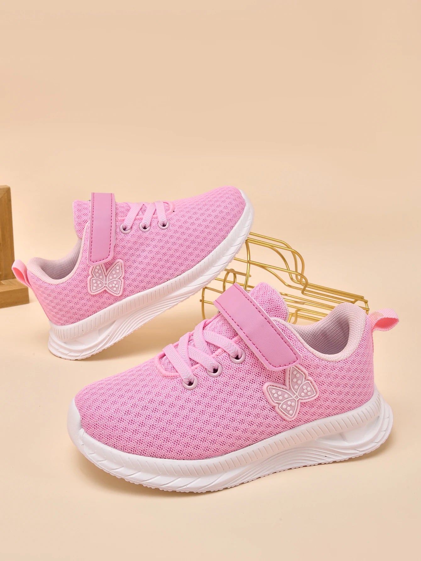 Children’s breathable sports shoes – lightweight, breathable, easy-toPut-on with laces. Great for teenagers. Low-top shoes perfect for running and casual wear throughout all seasons.