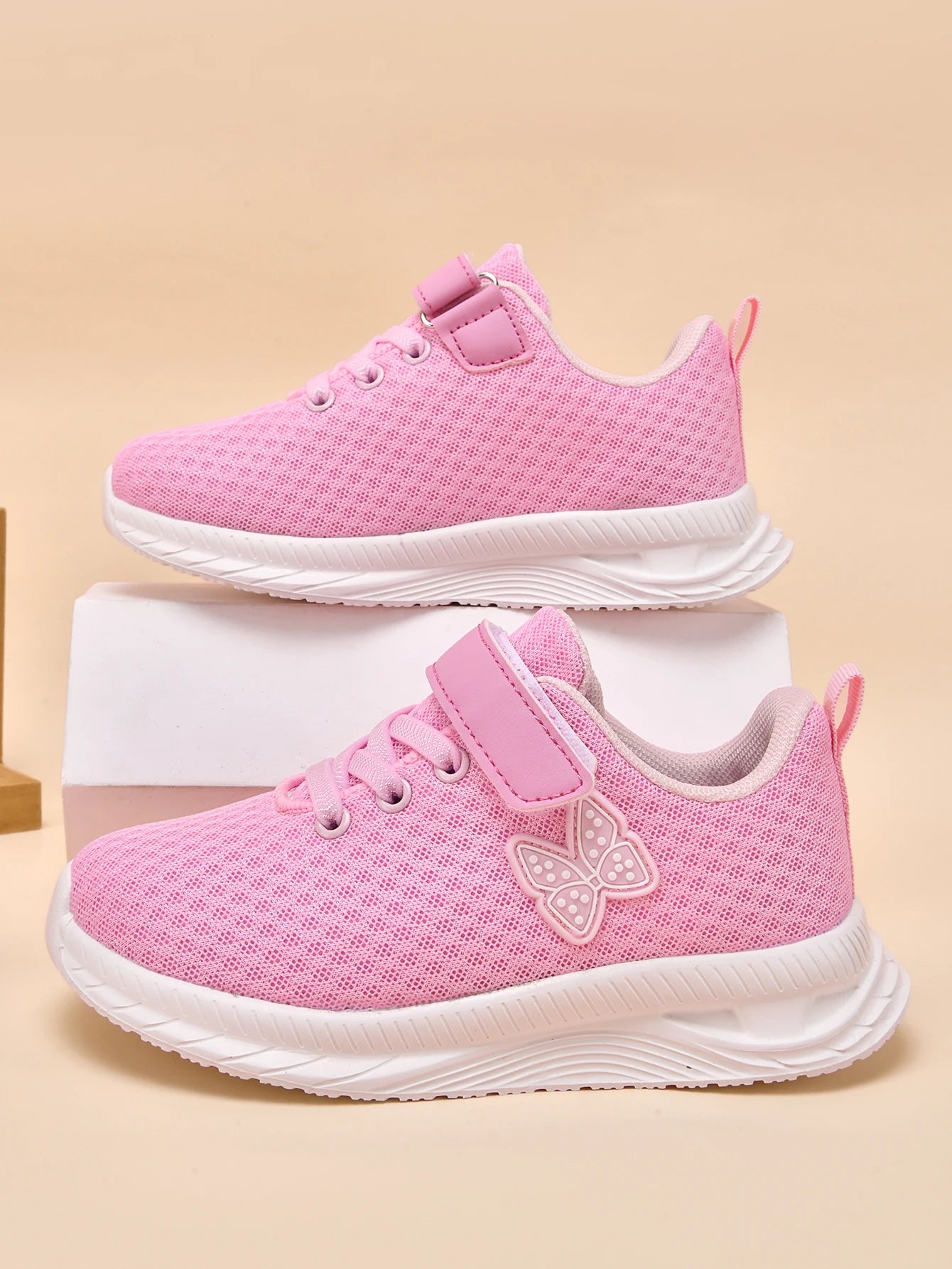 Children’s breathable sports shoes – lightweight, breathable, easy-toPut-on with laces. Great for teenagers. Low-top shoes perfect for running and casual wear throughout all seasons.