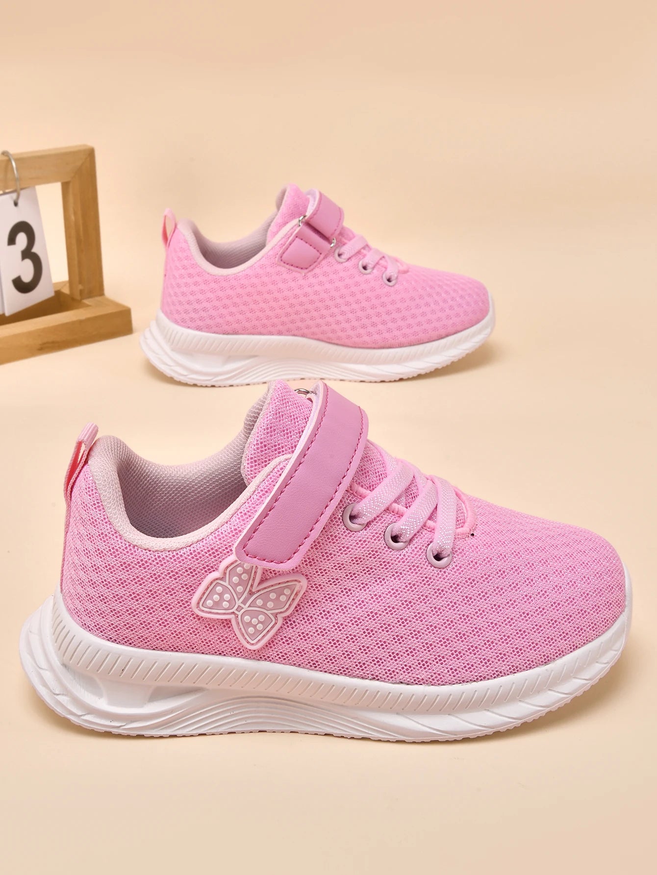 Children’s breathable sports shoes – lightweight, breathable, easy-toPut-on with laces. Great for teenagers. Low-top shoes perfect for running and casual wear throughout all seasons.