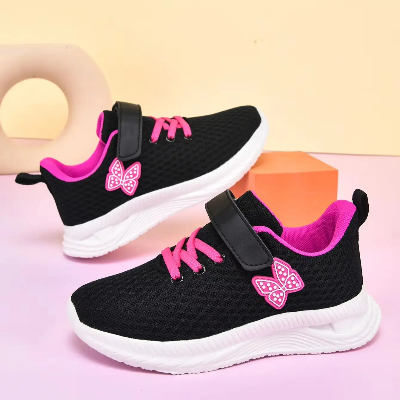 Children’s breathable sports shoes – lightweight, breathable, easy-toPut-on with laces. Great for teenagers. Low-top shoes perfect for running and casual wear throughout all seasons.