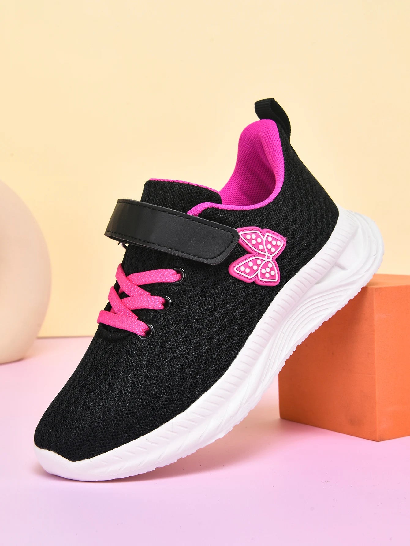 Children’s breathable sports shoes – lightweight, breathable, easy-toPut-on with laces. Great for teenagers. Low-top shoes perfect for running and casual wear throughout all seasons.